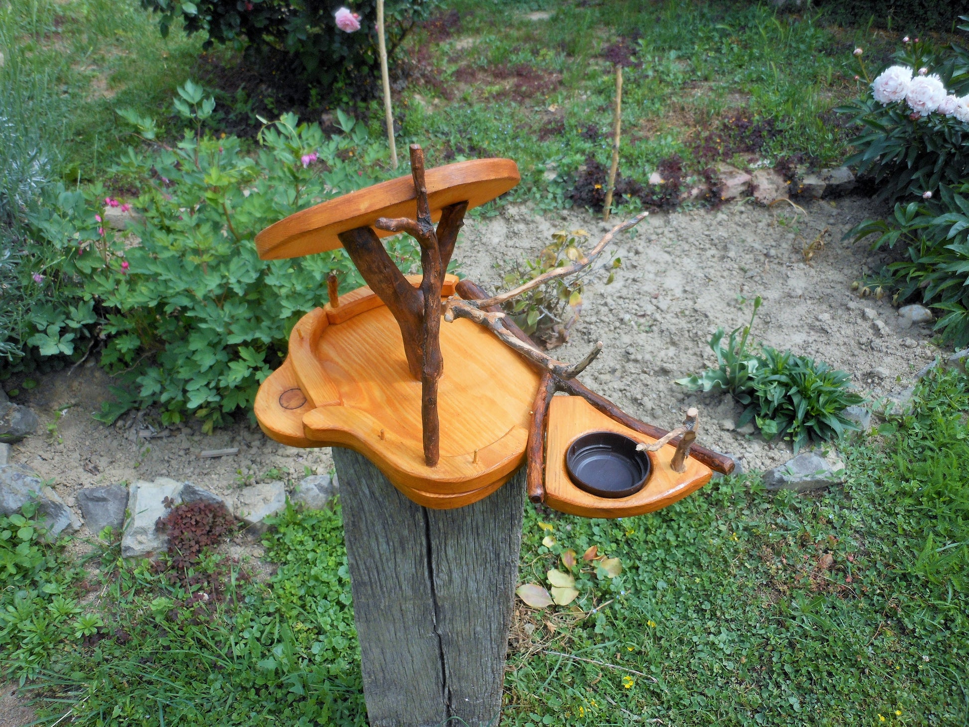 Vogelfutterhaus mit Tränke  Vogeltränke  Aufwendige Handarbeit  Up-cycling-Tränke und uraltes Holz - BalkanwoodDesign Handmade