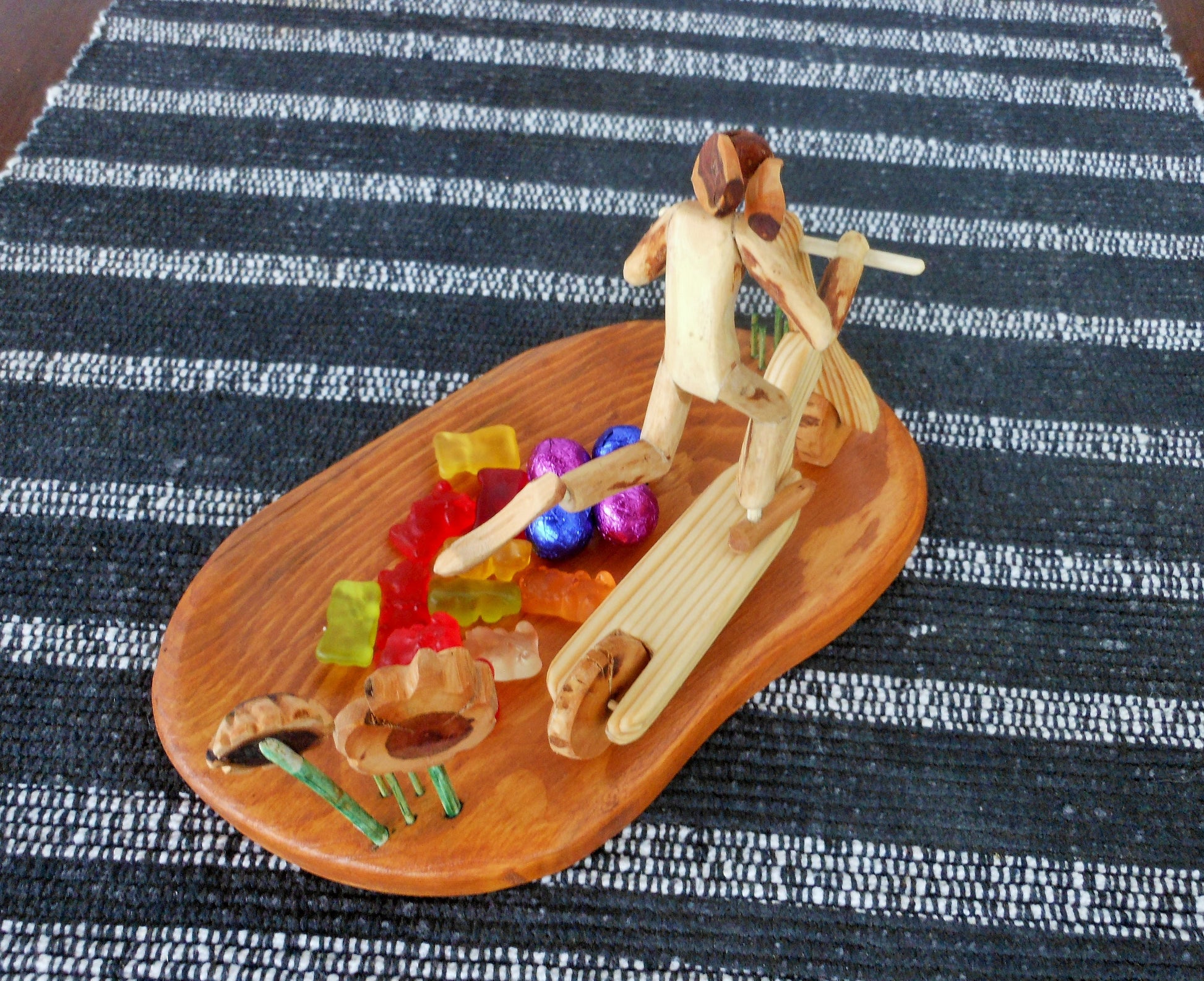 Osterhase auf Roller mit kleiner Schale Osterdeko Konfektschale Easterbunny Scooter - BalkanwoodDesign Handmade