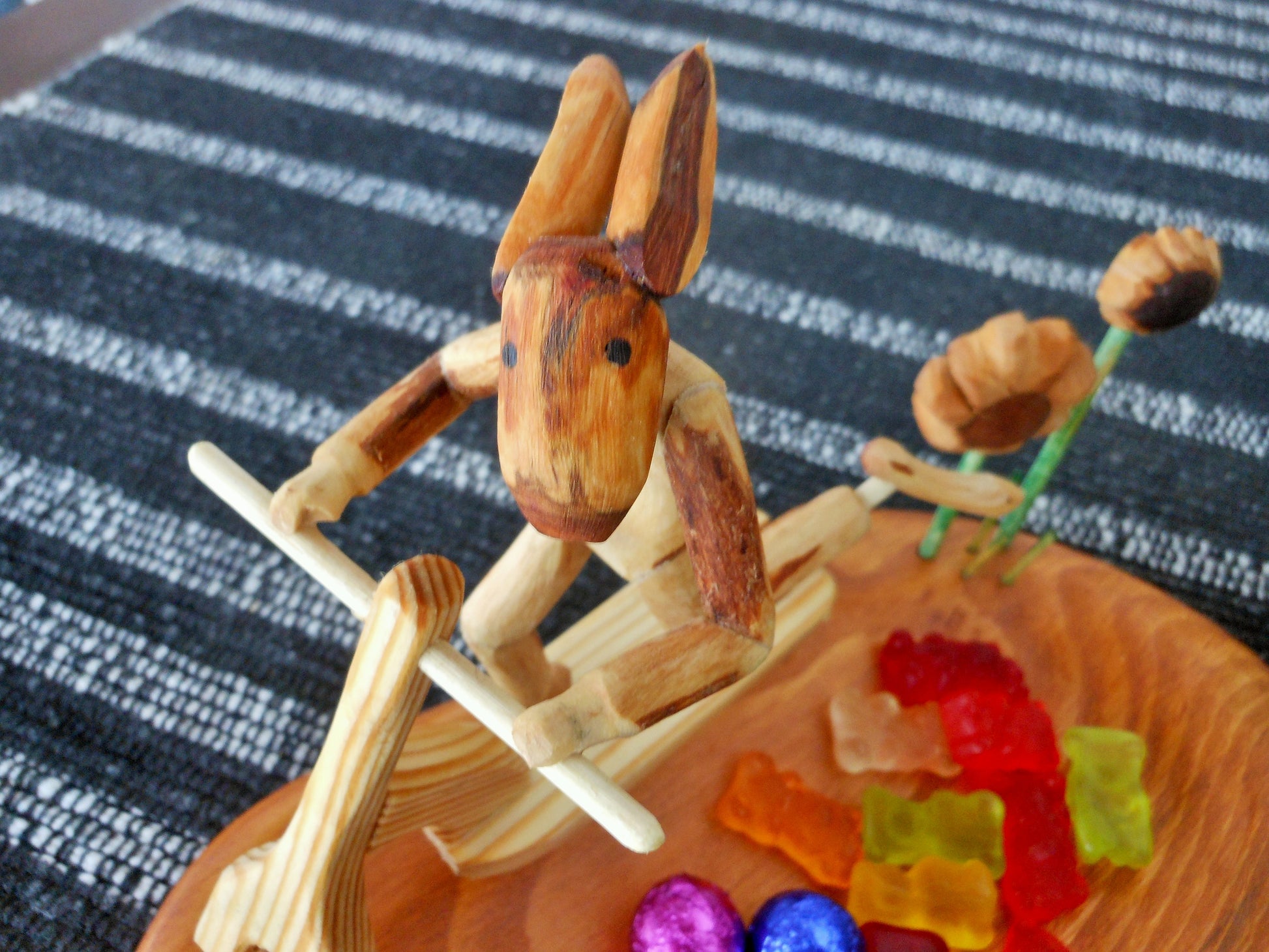 Osterhase auf Roller mit kleiner Schale Osterdeko Konfektschale Easterbunny Scooter - BalkanwoodDesign Handmade