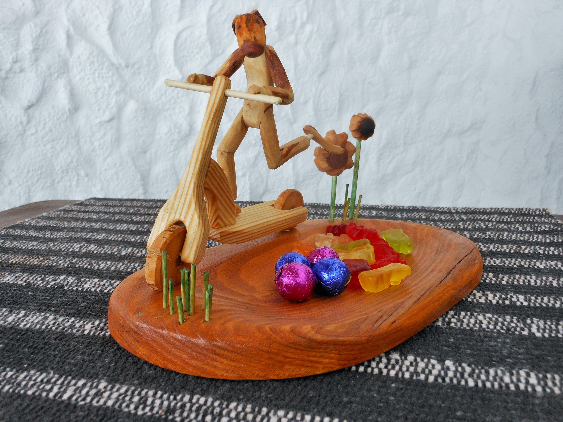 Osterhase auf Roller mit kleiner Schale Osterdeko Konfektschale Easterbunny Scooter - BalkanwoodDesign Handmade