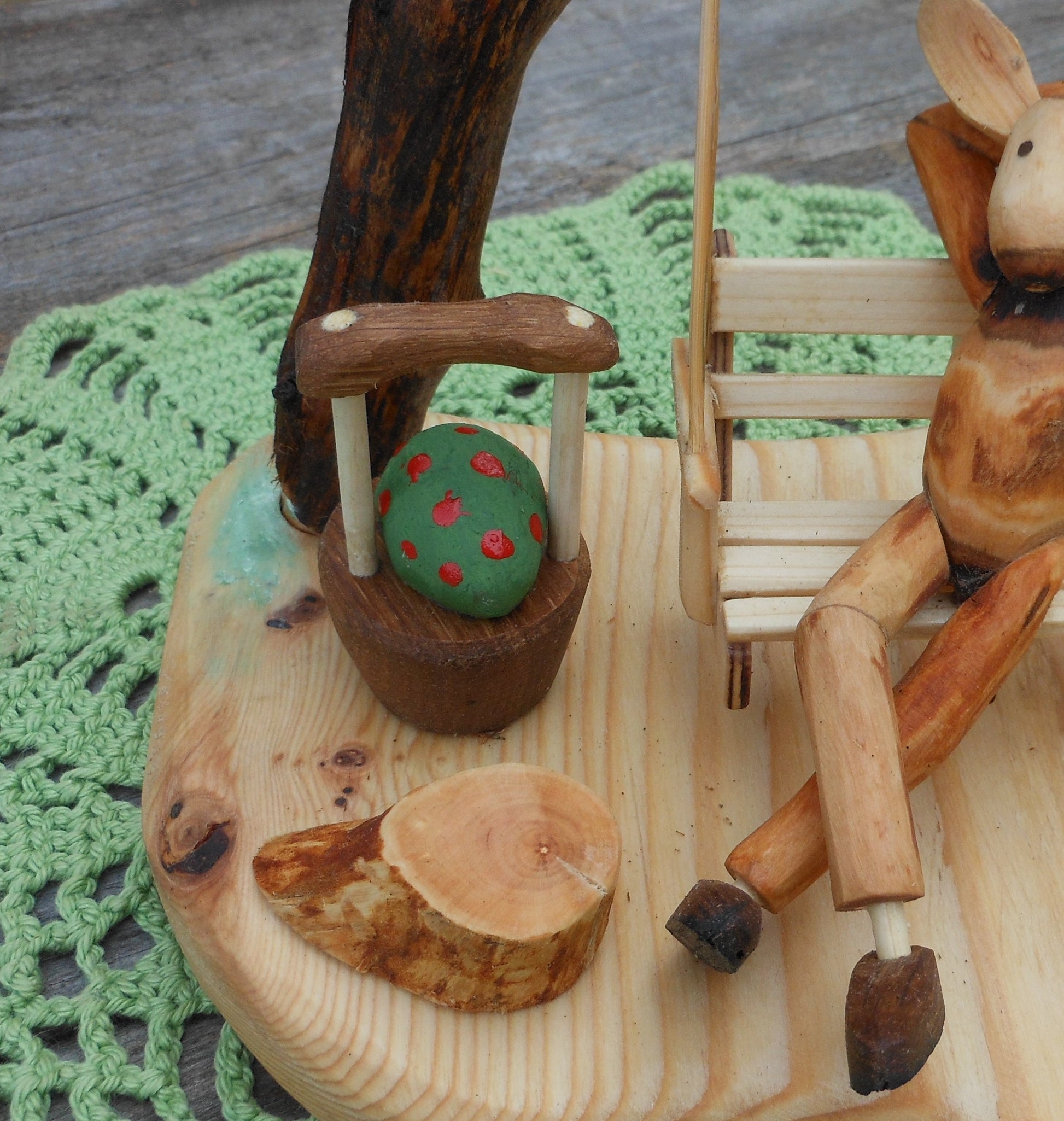 Osterhase auf Hollywood-Schaukel Ostern Easterbunny Osterdeko Tischdeko Handarbeit upcycling - BalkanwoodDesign Handmade