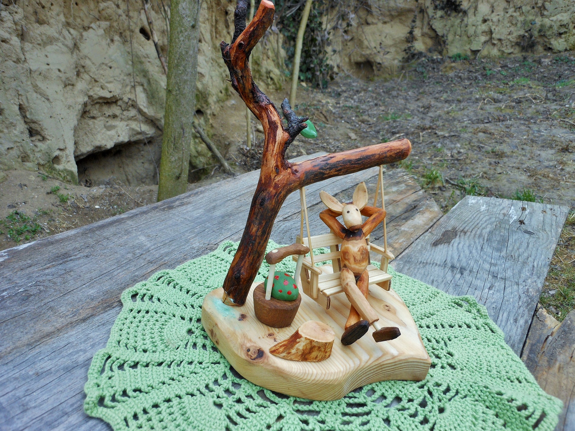 Osterhase auf Hollywood-Schaukel Ostern Easterbunny Osterdeko Tischdeko Handarbeit upcycling - BalkanwoodDesign Handmade