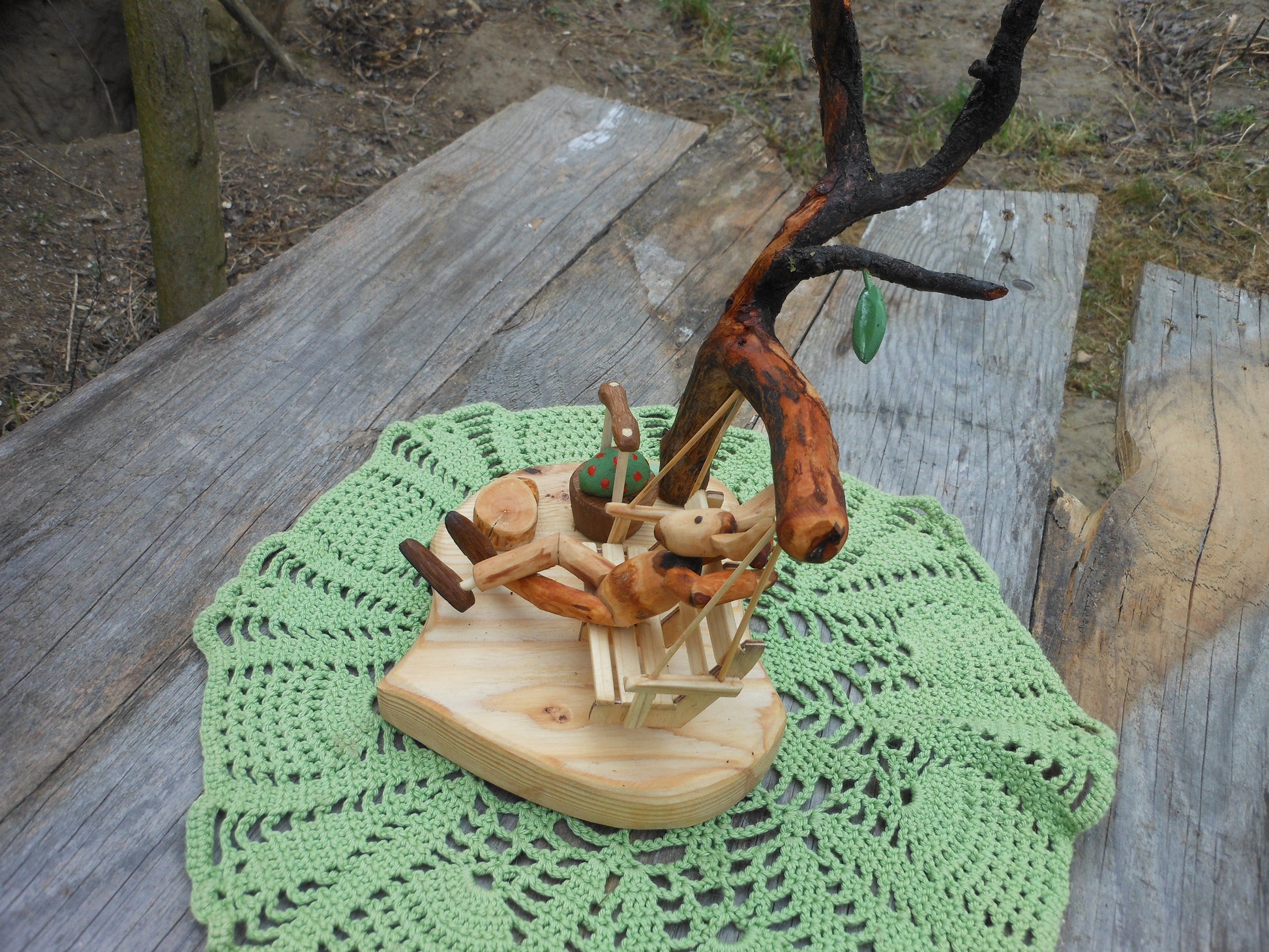 Osterhase auf Hollywood-Schaukel Ostern Easterbunny Osterdeko Tischdeko Handarbeit upcycling - BalkanwoodDesign Handmade
