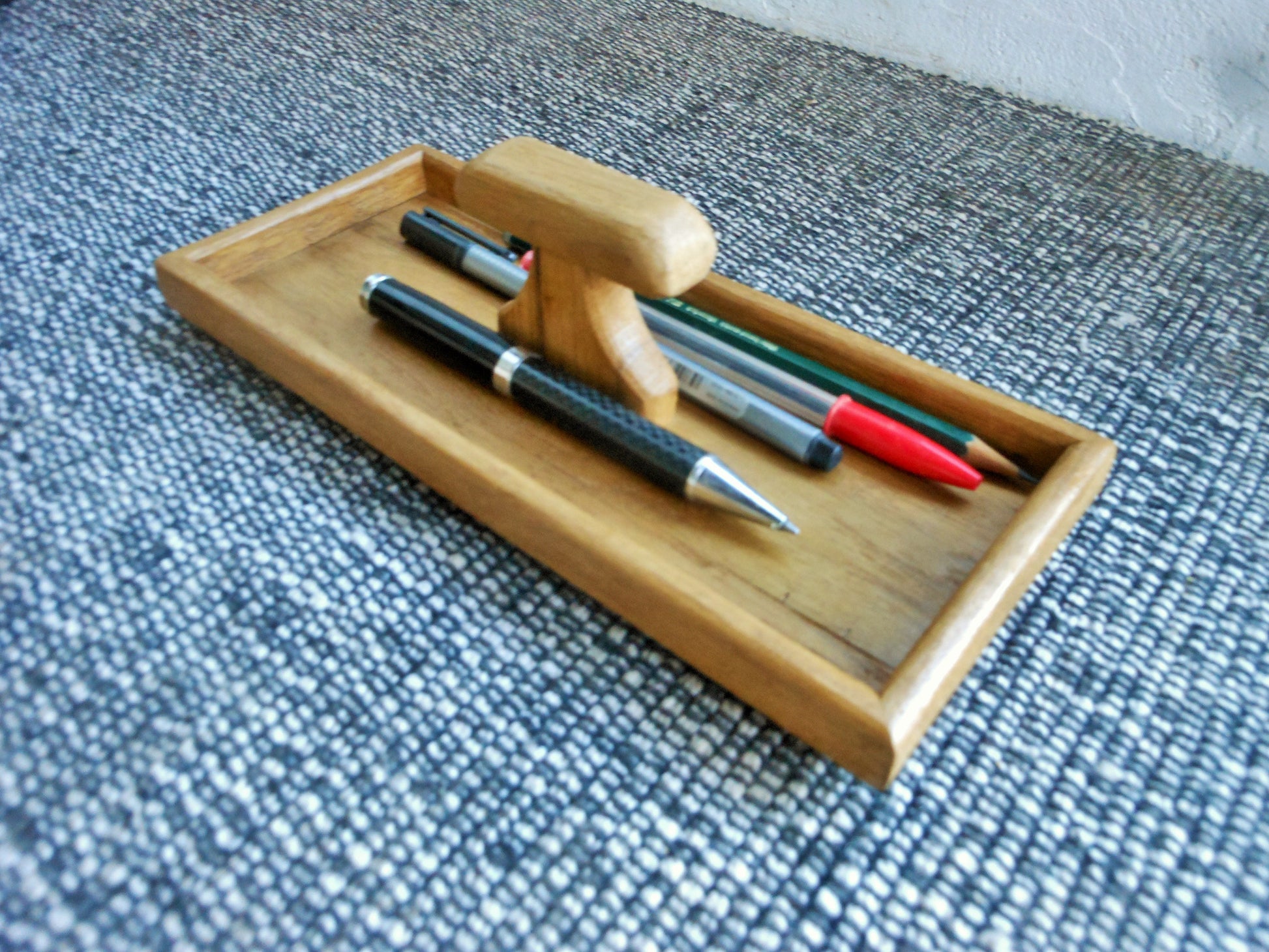 Stiftablage mit praktischem Tragegriff.  Pen tray with practical carrying handle. - BalkanwoodDesign Handmade