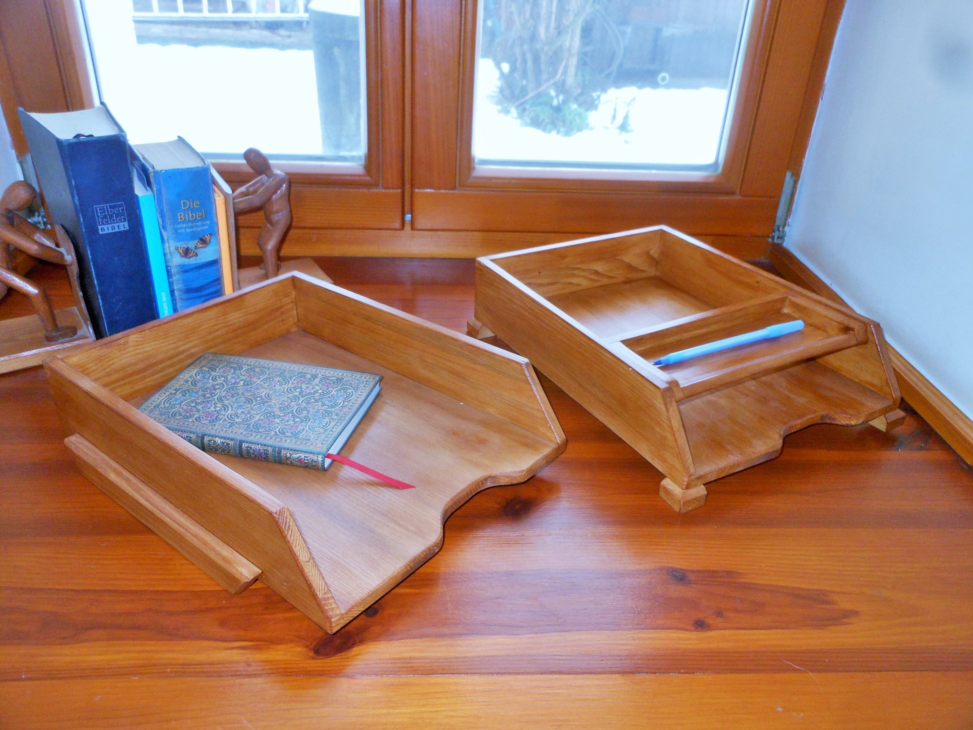 Schreibtischablagen mit Siftablage für A4-Format aus altem Nadelholz  Desk shelves with pen tray for A4 format from old coniferous wood - BalkanwoodDesign Handmade