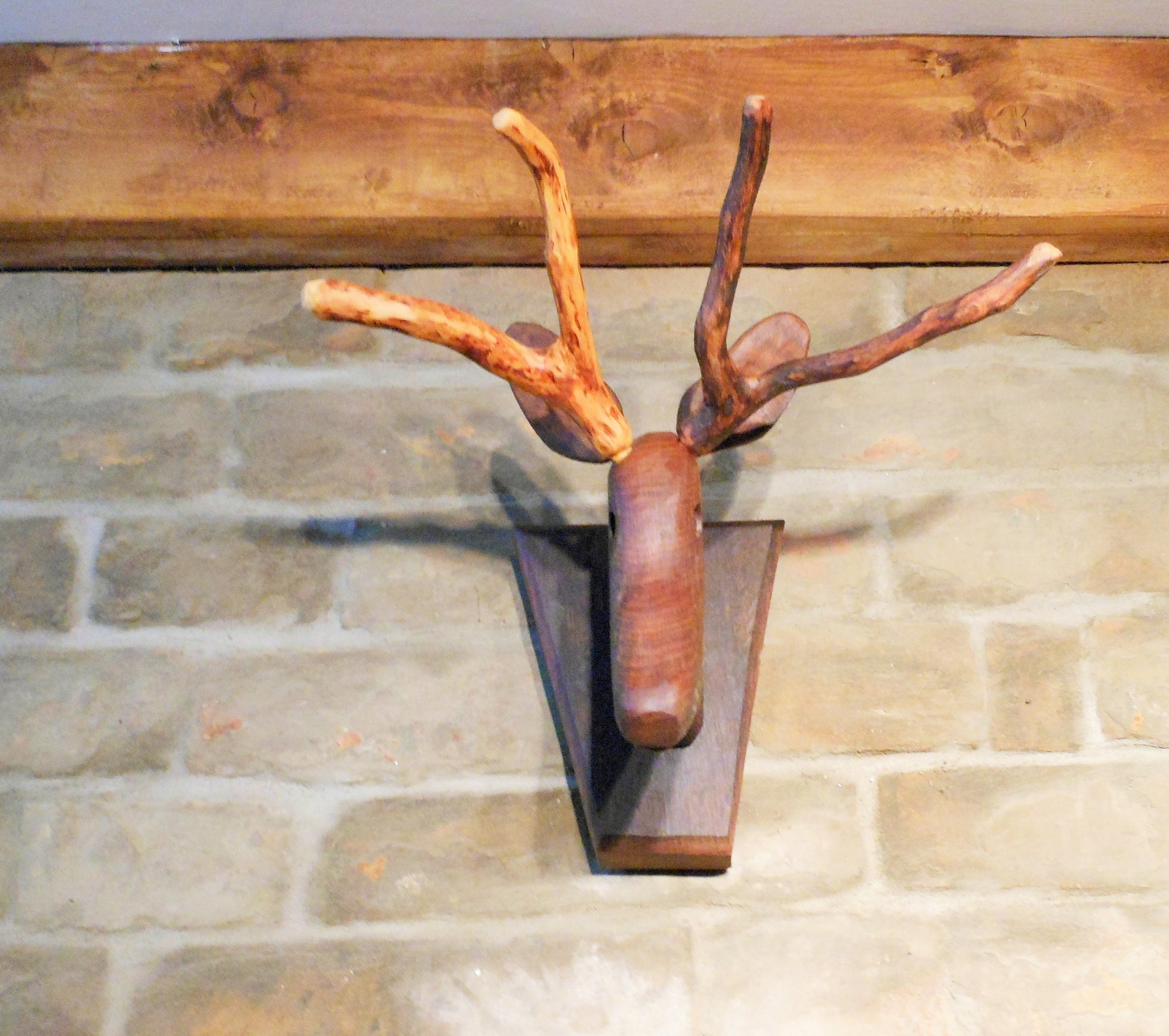 Kleiderhaken Schmuckaufhänger Vegane Jagdtophäe Hirsch Holzskulptur Handarbeit Upcycling - BalkanwoodDesign Handmade