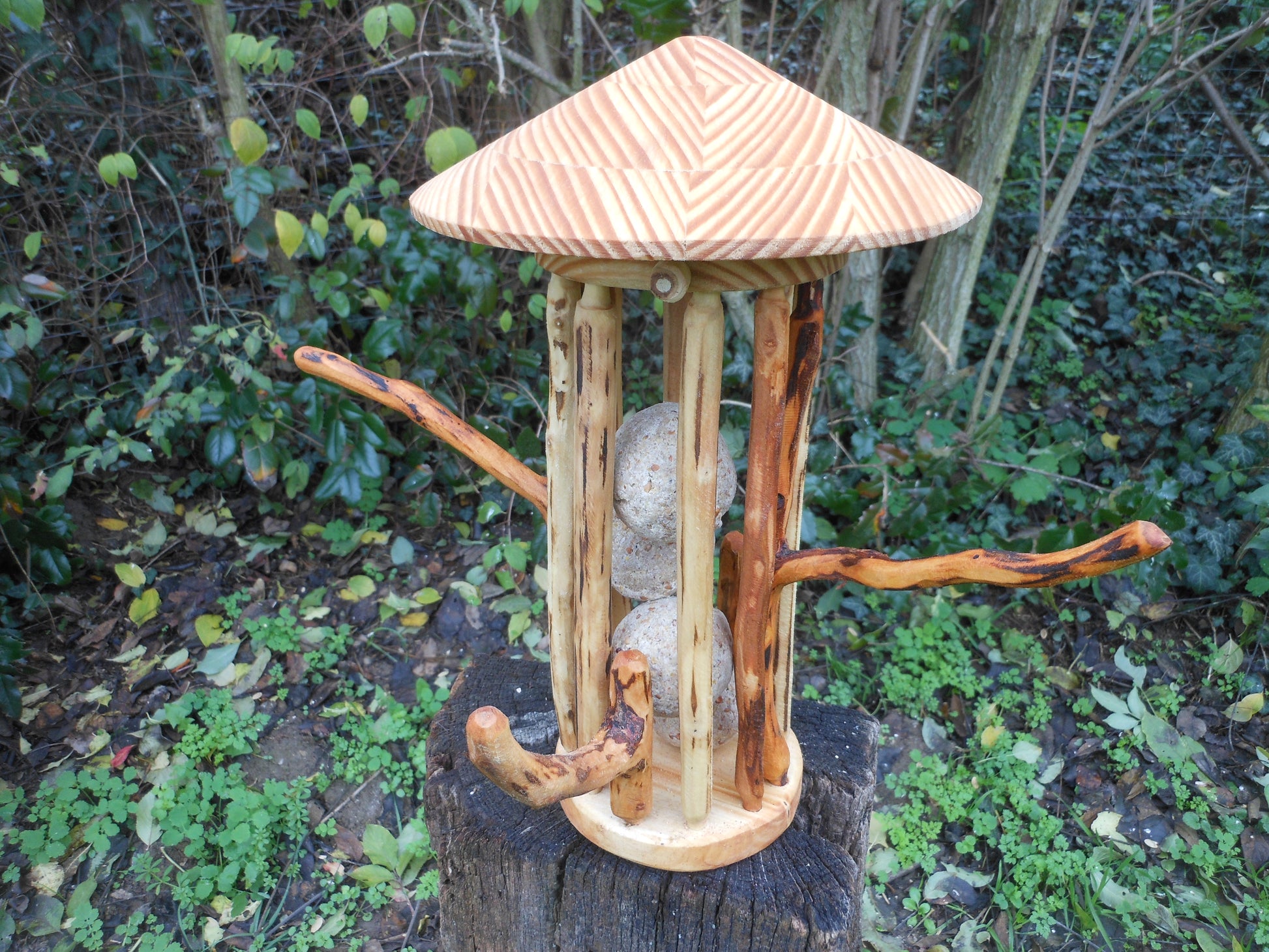 Meisenknödelhalter für Knödel ohne Netz mit Kegeldach  Suet ball holder for dumplings without a net with a cone roof - BalkanwoodDesign Handmade