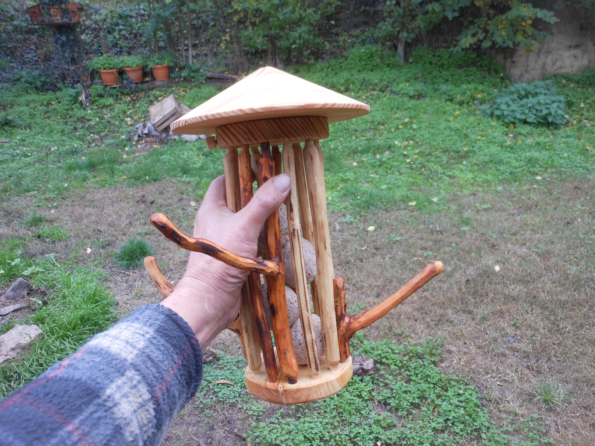 Meisenknödelhalter für Knödel ohne Netz mit Kegeldach  Suet ball holder for dumplings without a net with a cone roof - BalkanwoodDesign Handmade