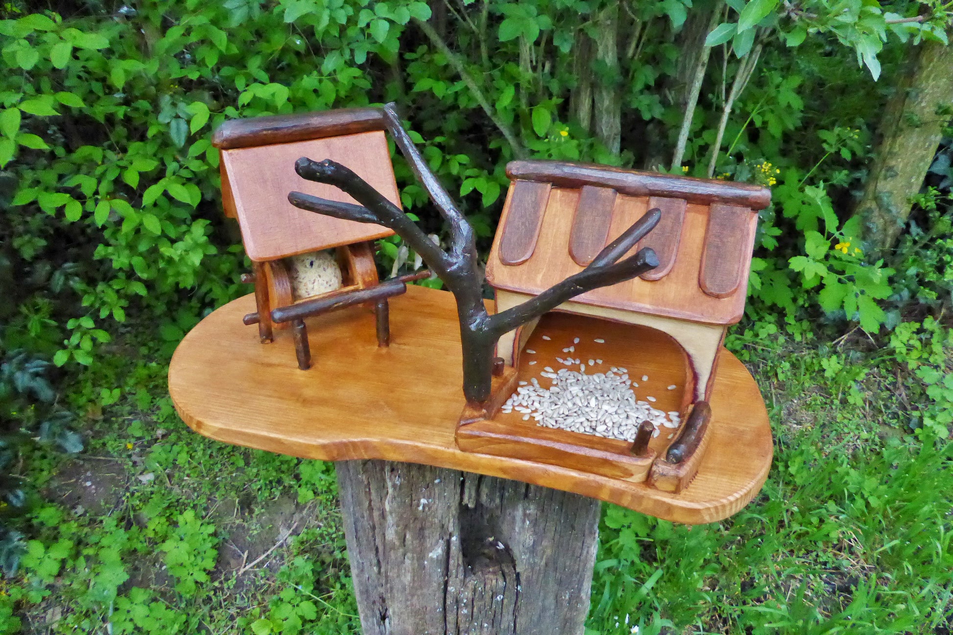 Vogelhaus mit Meisenknödelhalter  Bird house with fat ball holder - BalkanwoodDesign Handmade