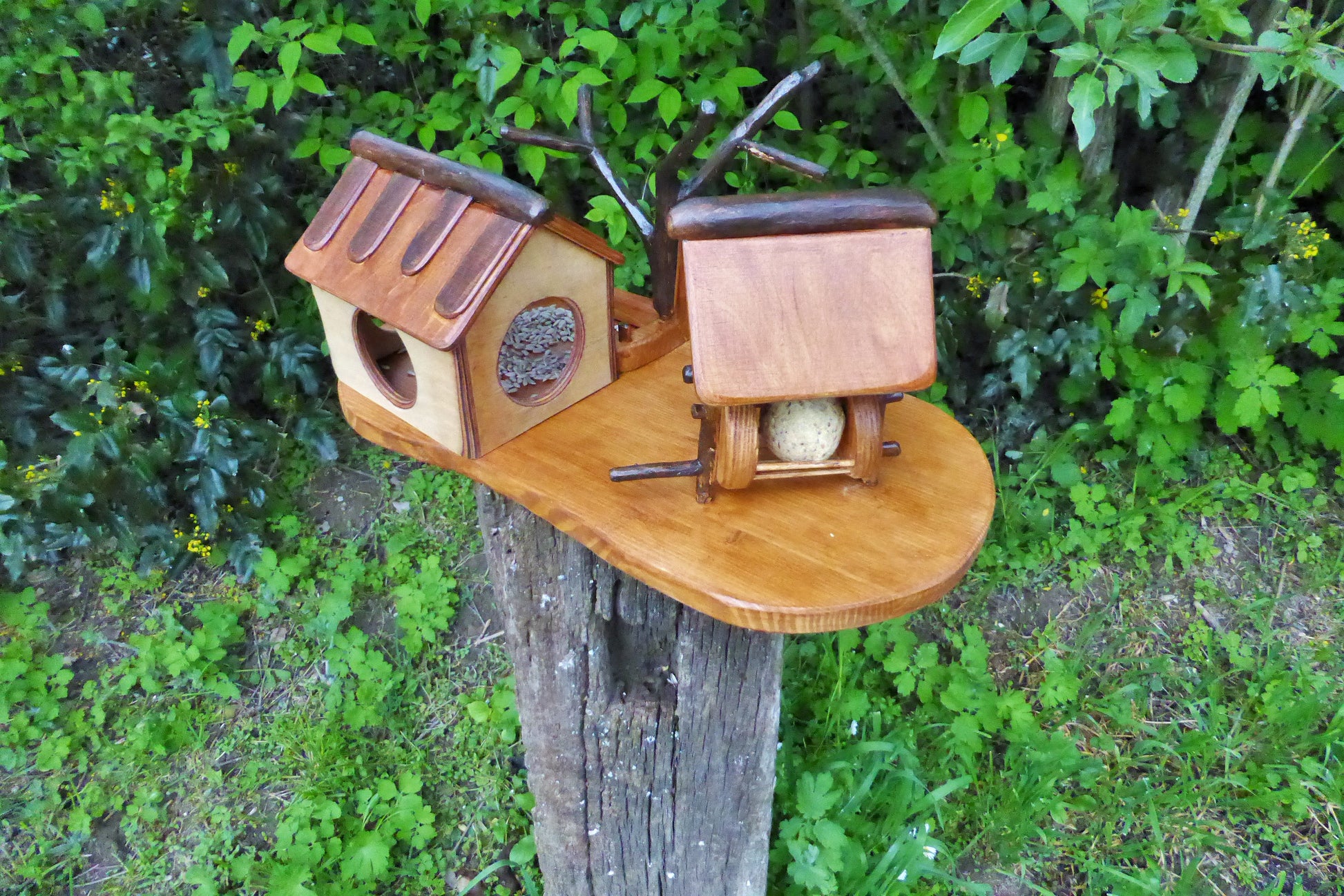 Vogelhaus mit Meisenknödelhalter  Bird house with fat ball holder - BalkanwoodDesign Handmade