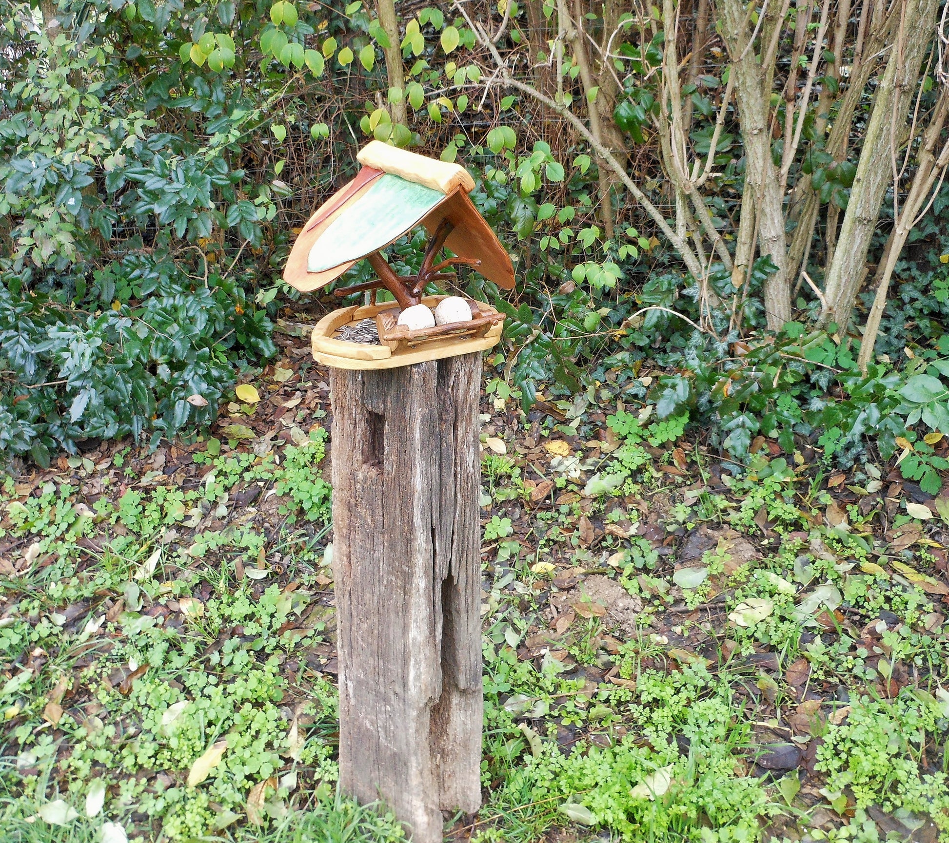 Vogelfutterhaus mit buntem Dach und Meisenknödelhalter Bird feeder with colorful roof and fat ball holder - BalkanwoodDesign Handmade