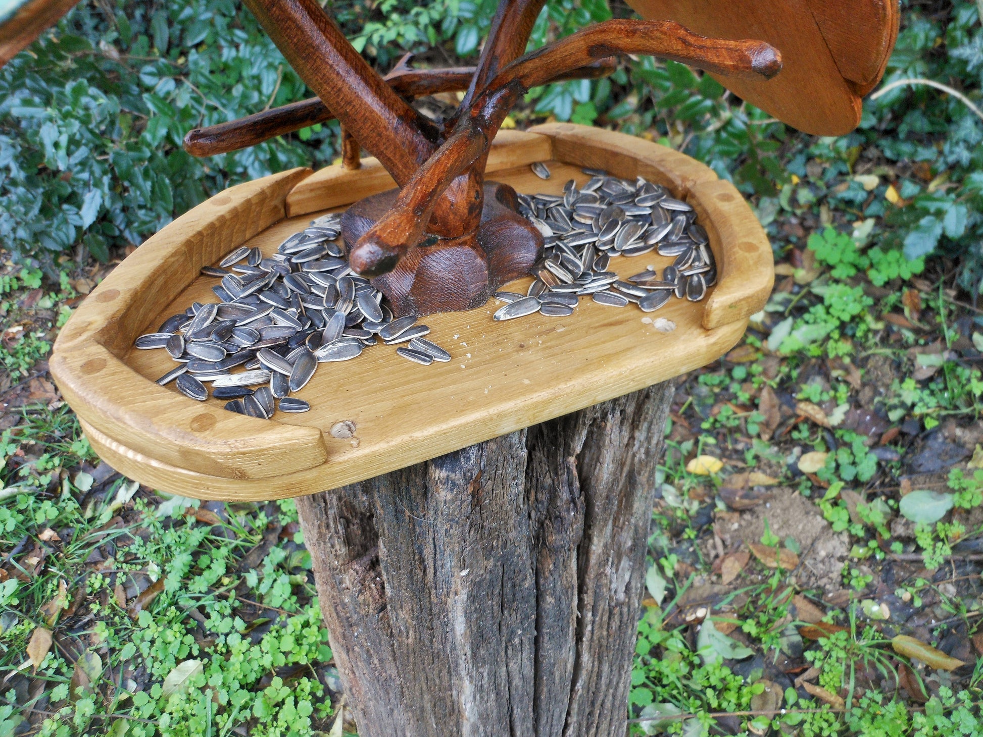 Vogelfutterhaus mit buntem Dach und Meisenknödelhalter Bird feeder with colorful roof and fat ball holder - BalkanwoodDesign Handmade