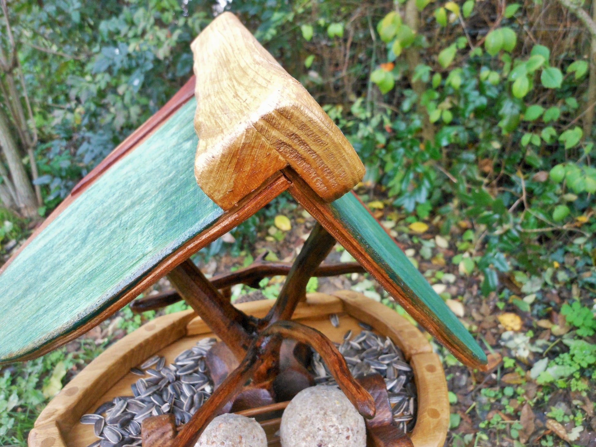 Vogelfutterhaus mit buntem Dach und Meisenknödelhalter Bird feeder with colorful roof and fat ball holder - BalkanwoodDesign Handmade