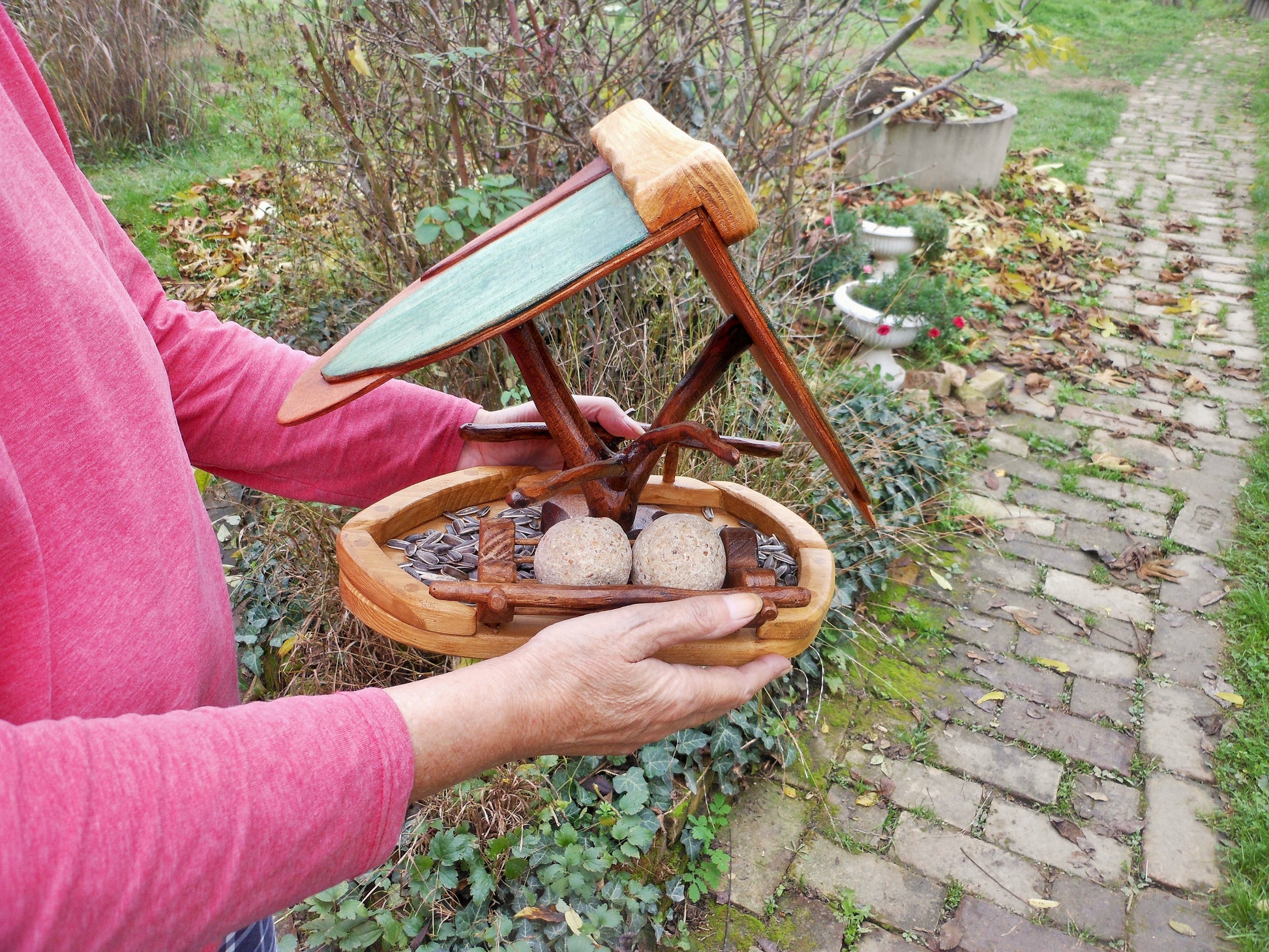 Vogelfutterhaus mit buntem Dach und Meisenknödelhalter Bird feeder with colorful roof and fat ball holder - BalkanwoodDesign Handmade