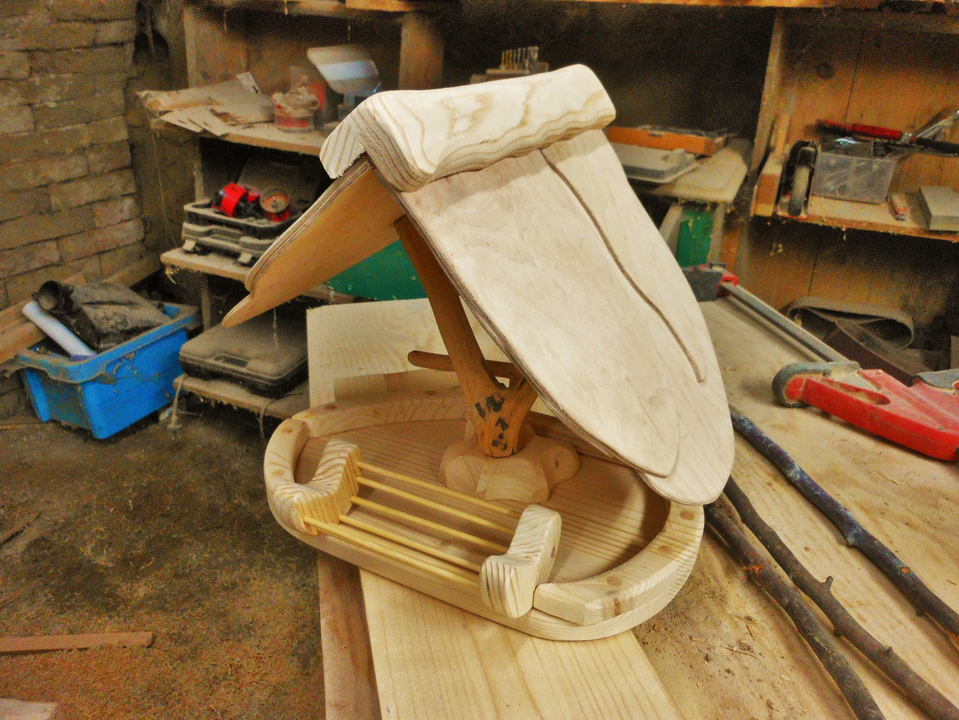 Vogelfutterhaus mit buntem Dach und Meisenknödelhalter Bird feeder with colorful roof and fat ball holder - BalkanwoodDesign Handmade
