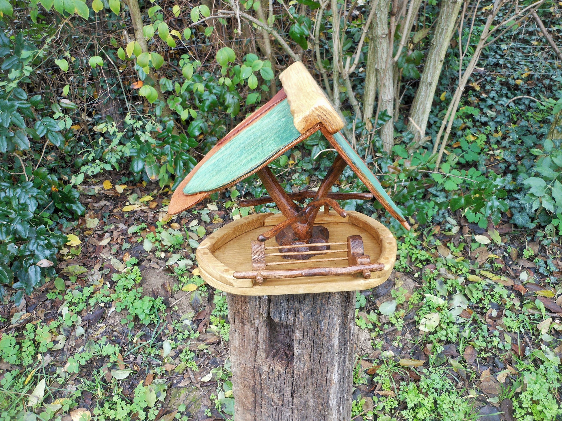 Vogelfutterhaus mit buntem Dach und Meisenknödelhalter Bird feeder with colorful roof and fat ball holder - BalkanwoodDesign Handmade