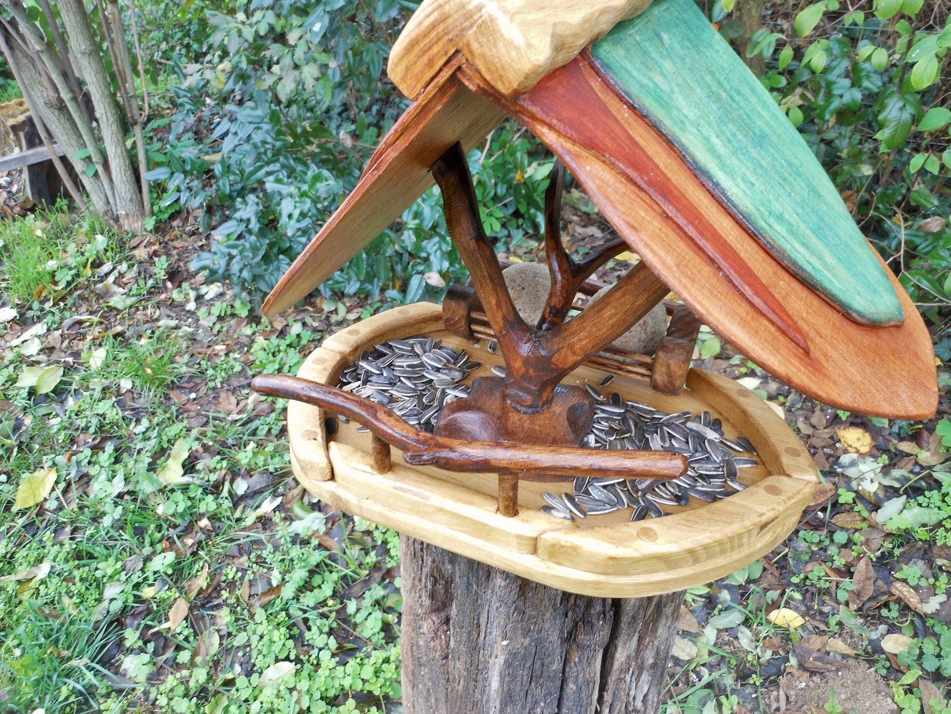 Vogelfutterhaus mit buntem Dach und Meisenknödelhalter Bird feeder with colorful roof and fat ball holder - BalkanwoodDesign Handmade