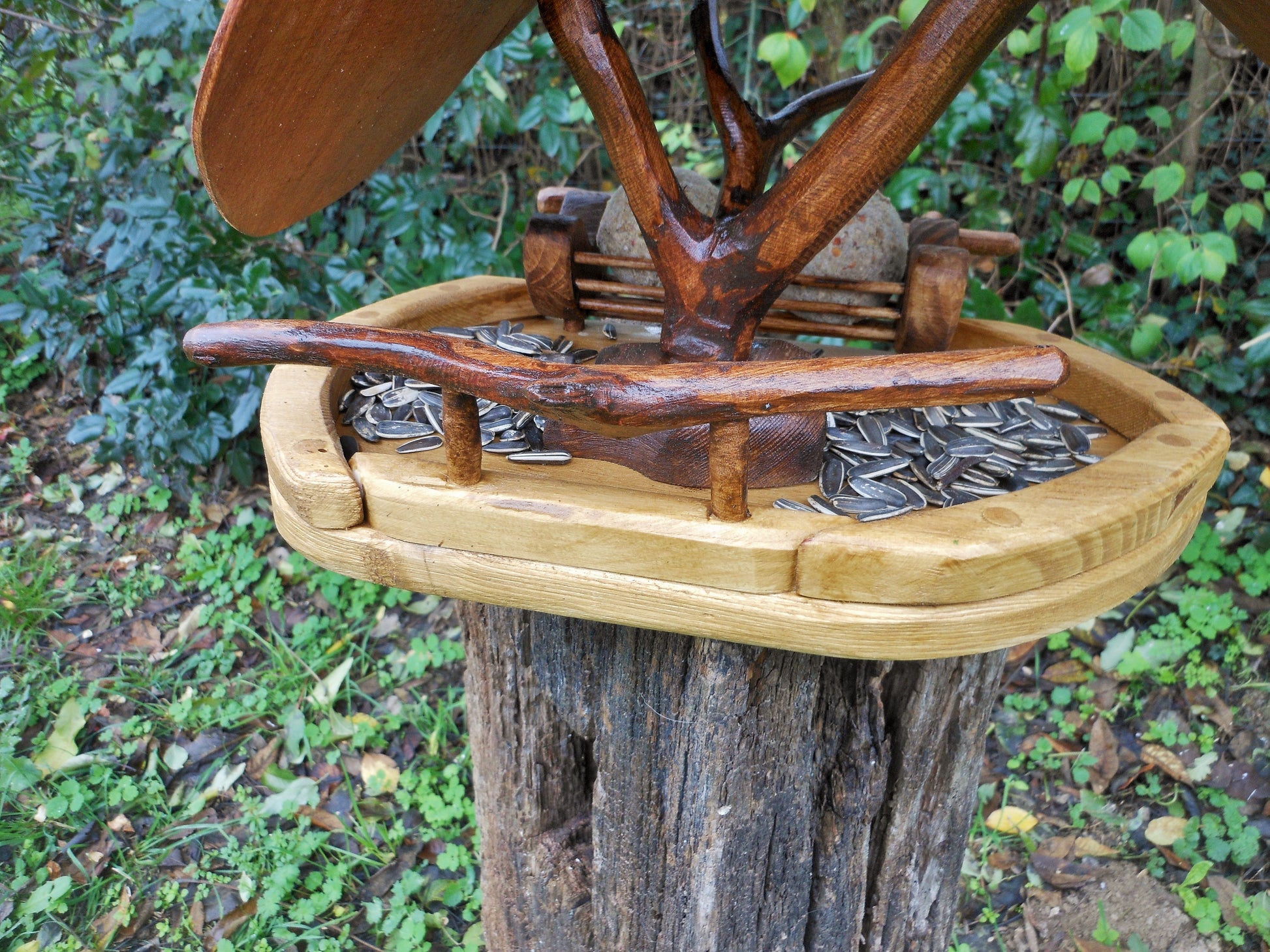 Vogelfutterhaus mit buntem Dach und Meisenknödelhalter Bird feeder with colorful roof and fat ball holder - BalkanwoodDesign Handmade